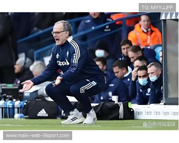 足球教练坐替补席睡着被拍，背后不为人知的压力与挑战